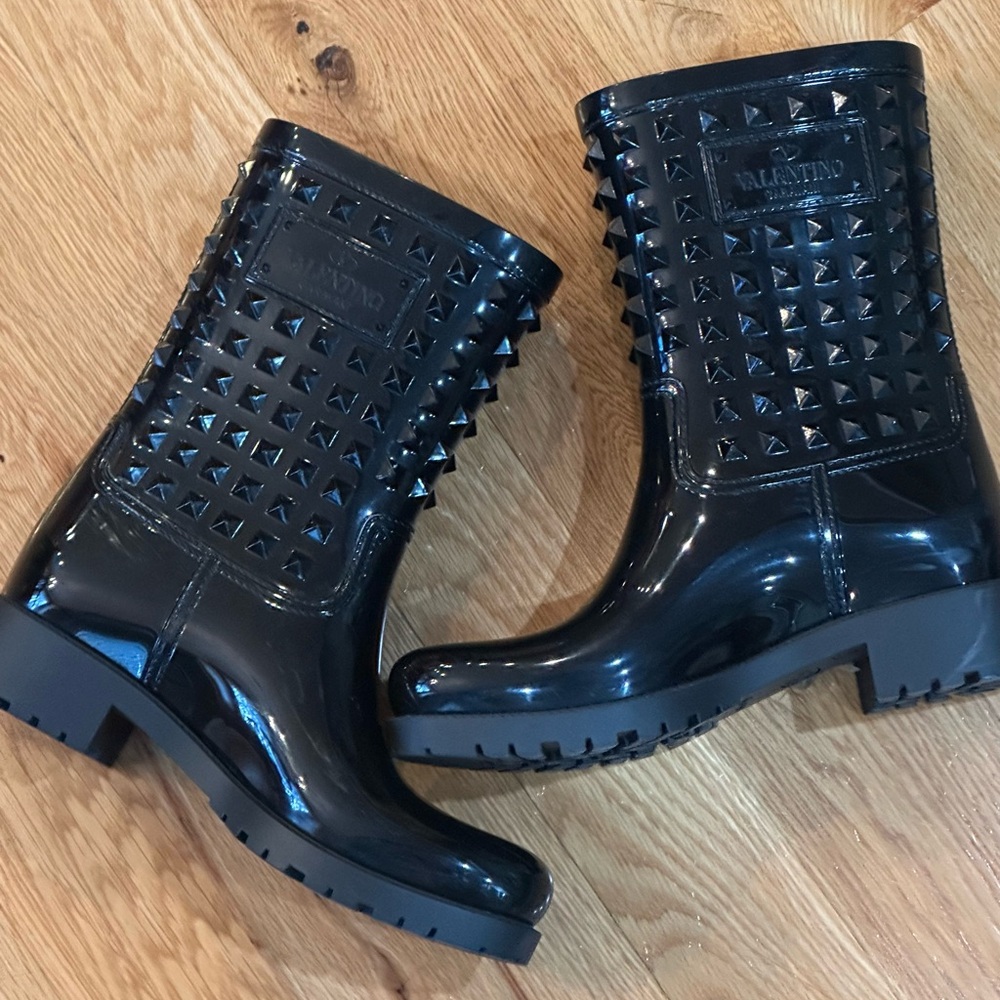 VALENTINO GARAVANI Rockstud glossed-rubber rain boots 39